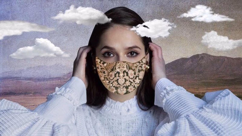 И снимут они маски! И будут трогать друг друга руками!